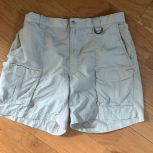 Columbia light weight cargo shorts. Large, 7"